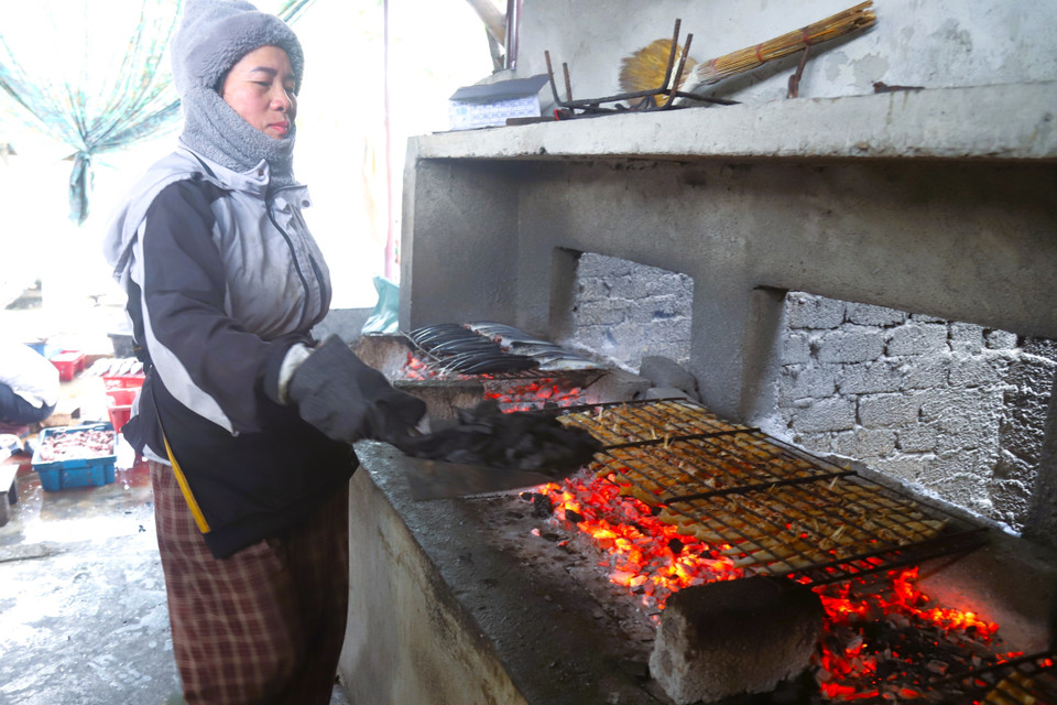 Se añade más carbón vegetal a los hornos para mantener una combustión uniforme. Foto: VNA