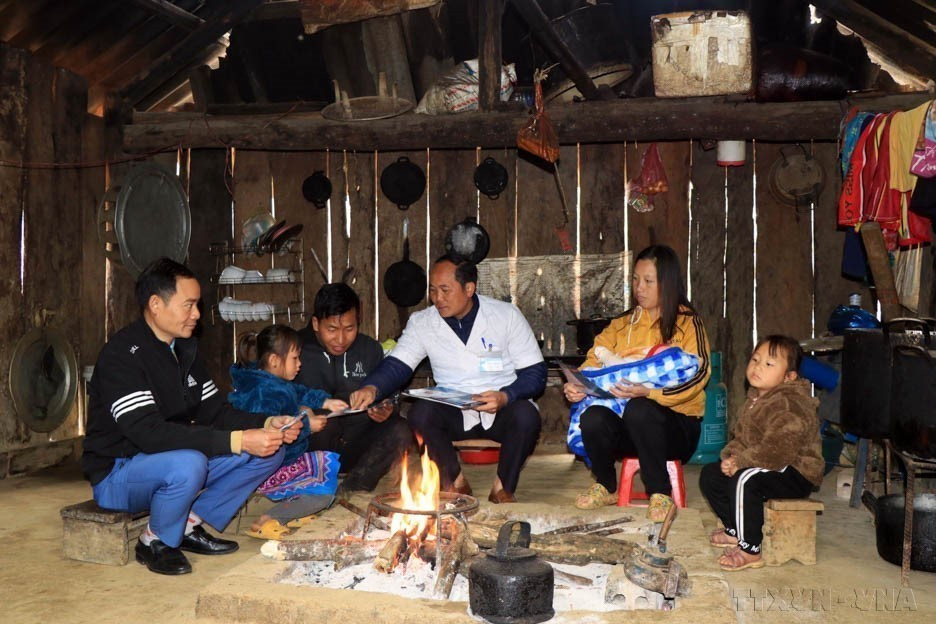 Los funcionarios hacen propaganda para concienciar a la población del distrito de Van Ho en la provincia norteña de Son La sobre la brecha de género al nacer. Foto: VNA