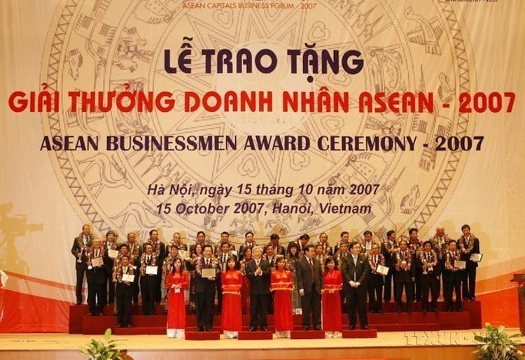 Ceremonia de entrega de premios a los emprendedores de la ASEAN 2007 en el Centro Nacional de Convenciones en Hanoi, el 15 de octubre de 2007. Foto: VNA