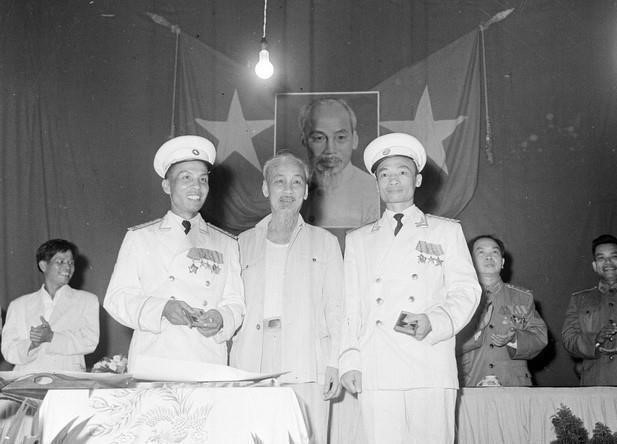 El Presidente Ho Chi Minh condecoró a oficiales y soldados de las unidades navales y de defensa aérea que participaron en la primera batalla victoriosa sobre la aviación estadounidense el 2 y el 5 de agosto de 1964. Foto: VNA