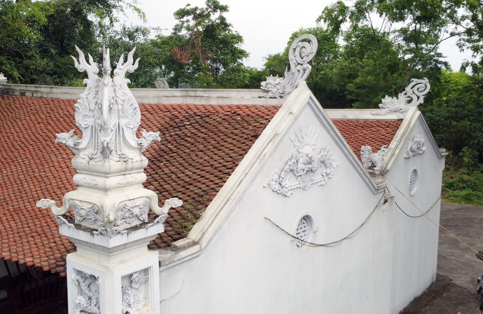 El antiguo templo está decorado con animales sagrados y símbolos estilizados de longevidad. Foto: VNA
