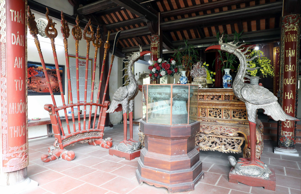 El incensario decorado con motivos típicos de la cultura Lac Hong, con la imagen de dos grullas en actitud reverente, se encuentra en el espacio espiritual de la sala del altar principal en el templo. Foto: VNA