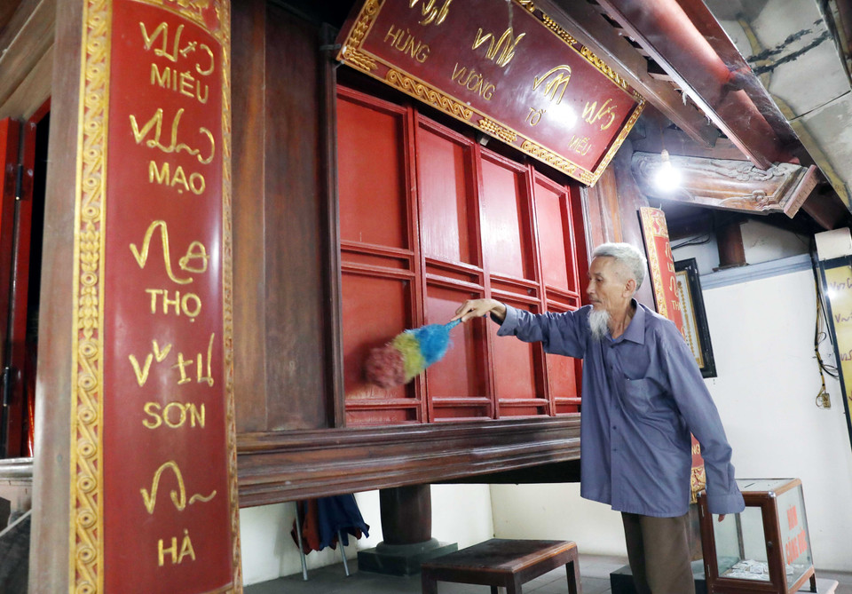 Un gran panel caligráfico junto con un par de coplas talladas en la antigua escritura Khoa Dau, se exhiben en el sanctasanctórum. Foto: VNA