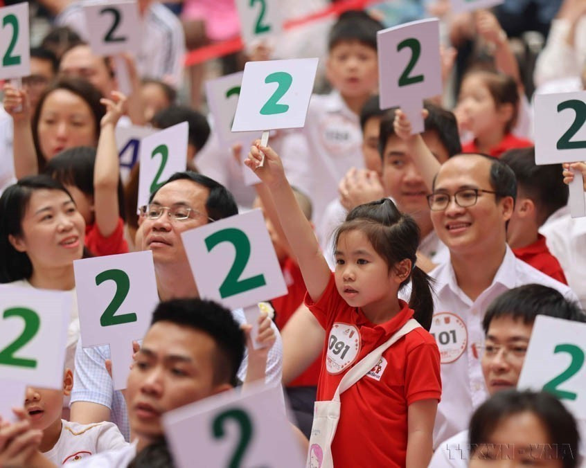 Los niños de preescolar y sus padres participaron emocionados en la ronda inicial de “Super Tots 2024”, el concurso bilingüe inglés – vietnamita. Foto: VNA
