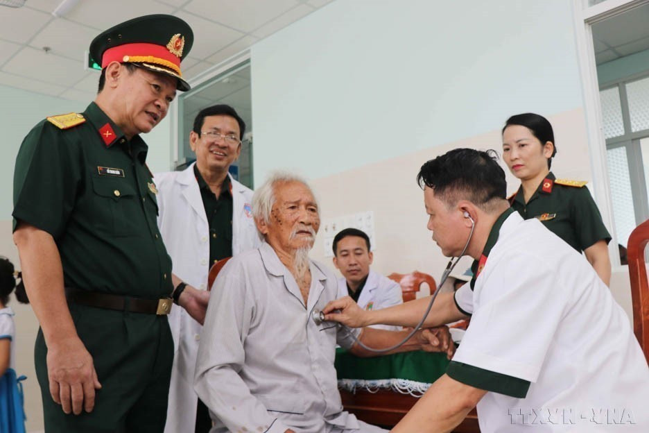 El Comité de Población, Familia y Niños del Ministerio de Defensa organiza exámenes médicos, consultas de salud y medicamentos gratuitos para las personas en circunstancias difíciles en el distrito de Ly Son en la provincia central de Quang Ngai. Foto: VNA