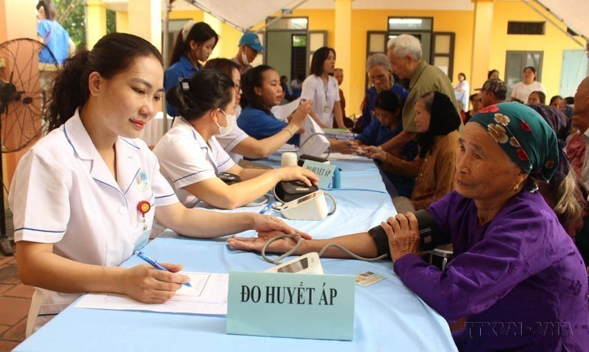 Programa de chequeos médicos para más de 5.000 personas mayores de 70 años en la comuna de Da Phuc en Hanoi. Foto: VNA