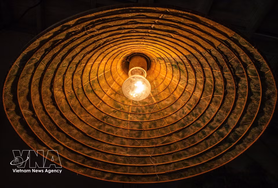 Gracias a su característica fina y translúcida, estos sombreros también se utilizan como elementos decorativos de iluminación. Foto: VNA