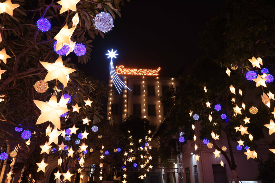 La Iglesia de San Antonio Ham Long en Hanoi brilla con luces y estrellas. Foto: VNA