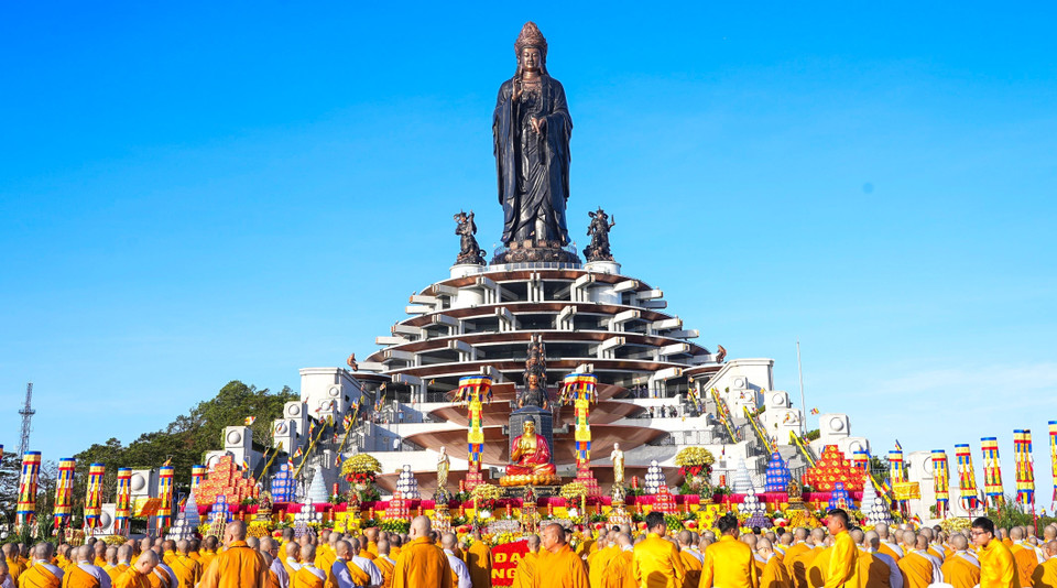 Vista de la Gran Ceremonia por la Paz y la Prosperidad Nacional en la cima del Monte Ba Den. Foto: VNA