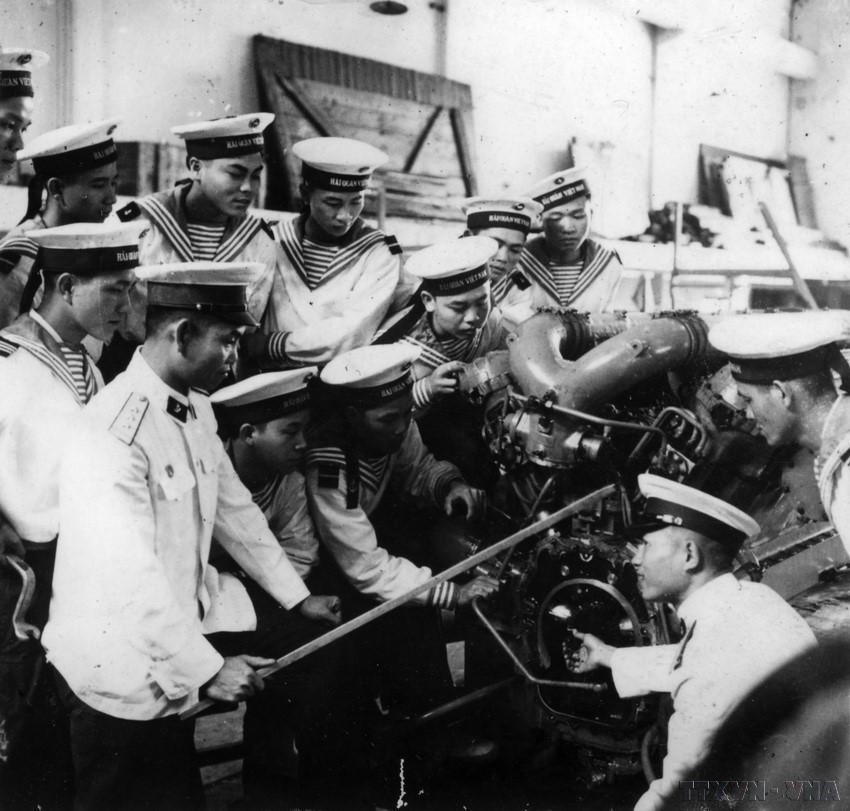 Oficiales y soldados de la Armada Popular aprenden sobre la estructura y el funcionamiento de aeronaves (1960). Foto: VNA