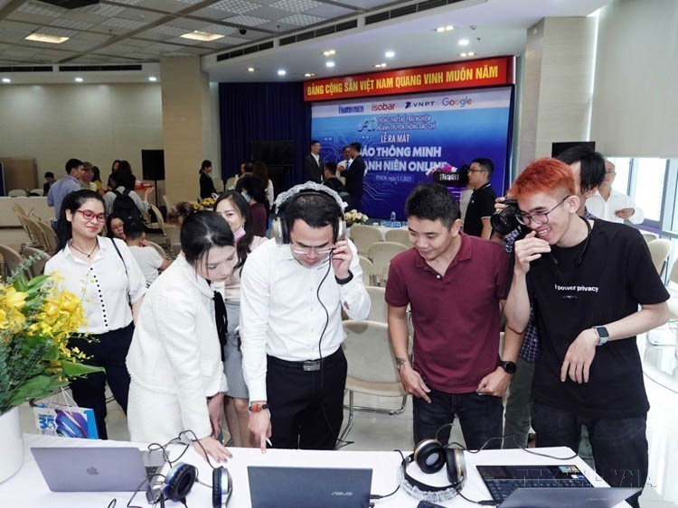 Usuarios experimentan el “Periódico Inteligente en Línea” del diario Thanh Nien, que integra inteligencia artificial (IA) para mejorar la experiencia de los lectores (6 de enero de 2021). Foto: VNA