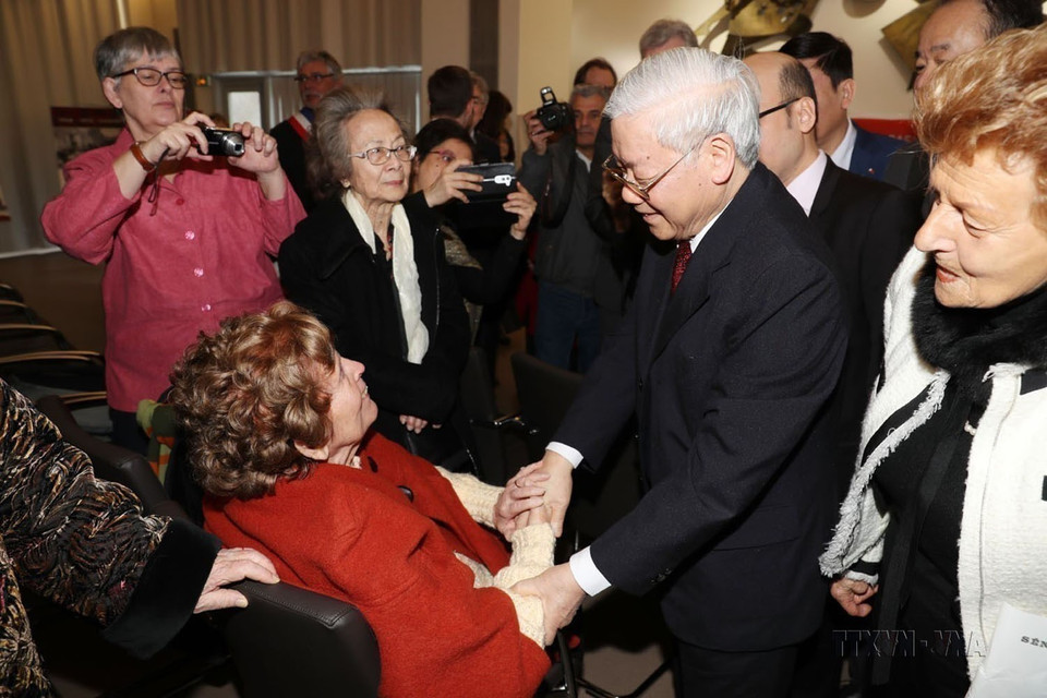 El secretario general del Partido Comunista de Vietnam, Nguyen Phu Trong, se reúne con Raymonde Dien, miembro del Partido Comunista Francés y símbolo de la lucha contra la guerra colonial en Vietnam, en el Ayuntamiento de Choisy Le Roi, durante su visita oficial a Francia en 2018. Foto: VNA