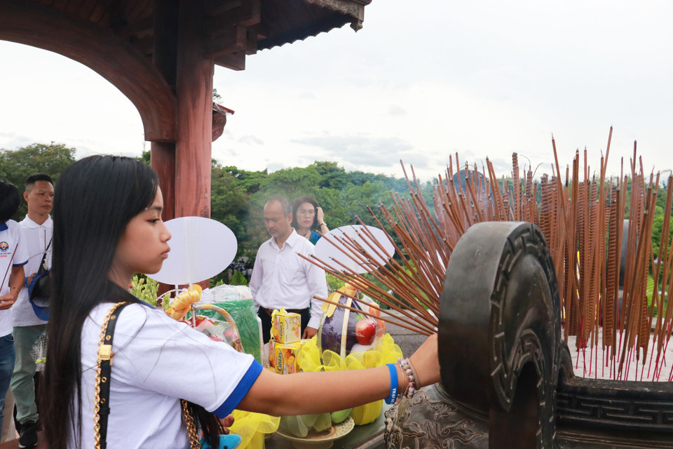 Jóvenes y estudiantes vietnamitas ofrecen incienso a los mártires heroicos que se sacrificaron por la Patria. Foto: VNA