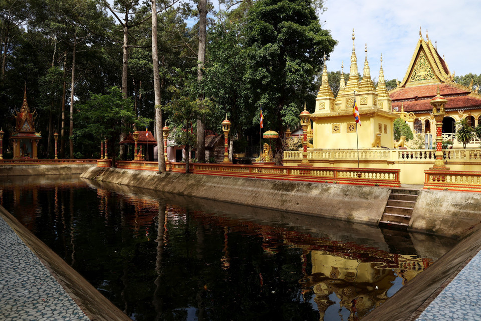 El lago frente a la sala principal regula el clima en los terrenos de la Pagoda Ang. Foto: VNA