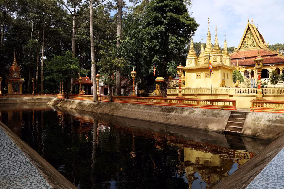 El lago frente a la sala principal regula el clima en los terrenos de la Pagoda Ang. Foto: VNA