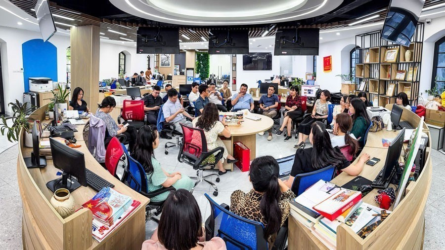 La moderna "Sala de Redacción Convergente E-People" es una de las soluciones clave para implementar la estrategia de transformación digital, aplicando la tecnología de forma innovadora a las actividades periodísticas del periódico Nhan Dan. Foto: VNA