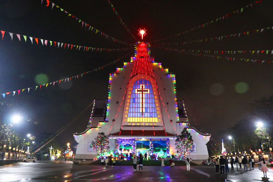 La Iglesia Redentorista de Hue brilla con colores. Foto: VNA
