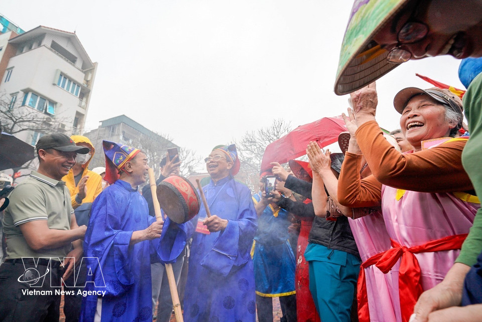 Pobladores celebran con alegría su participación en el festival de encendido del fuego y el concurso de cocción de arroz. (Foto: VNA)