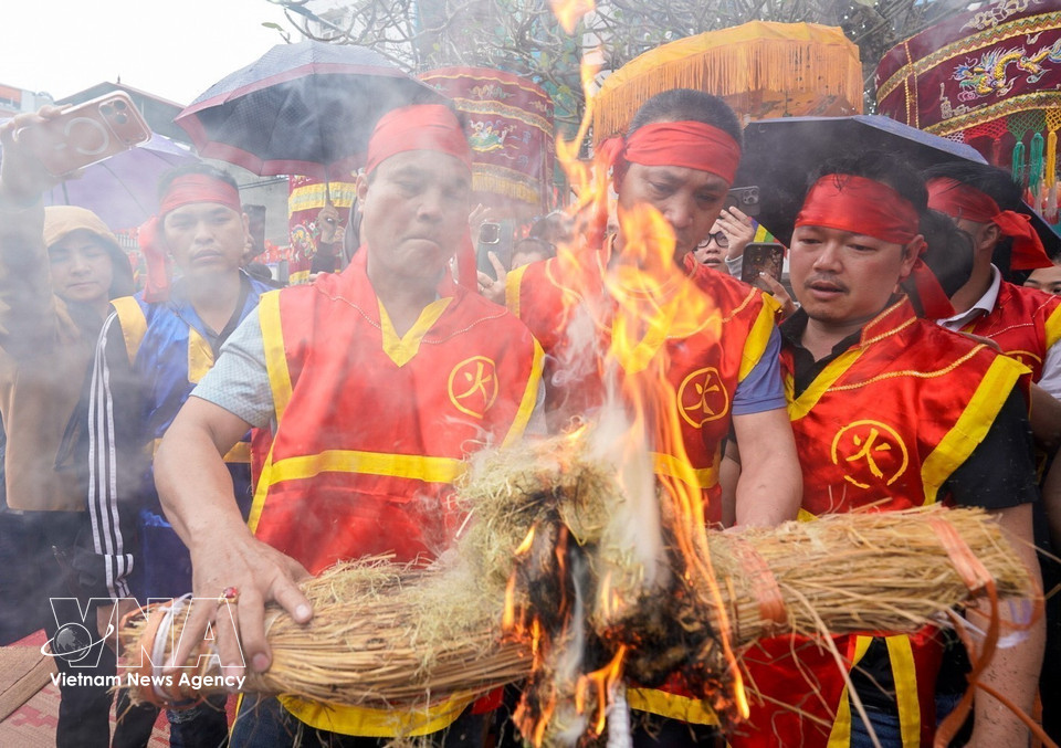 Participantes afrontan la prueba de encendido del fuego. (Foto: VNA)