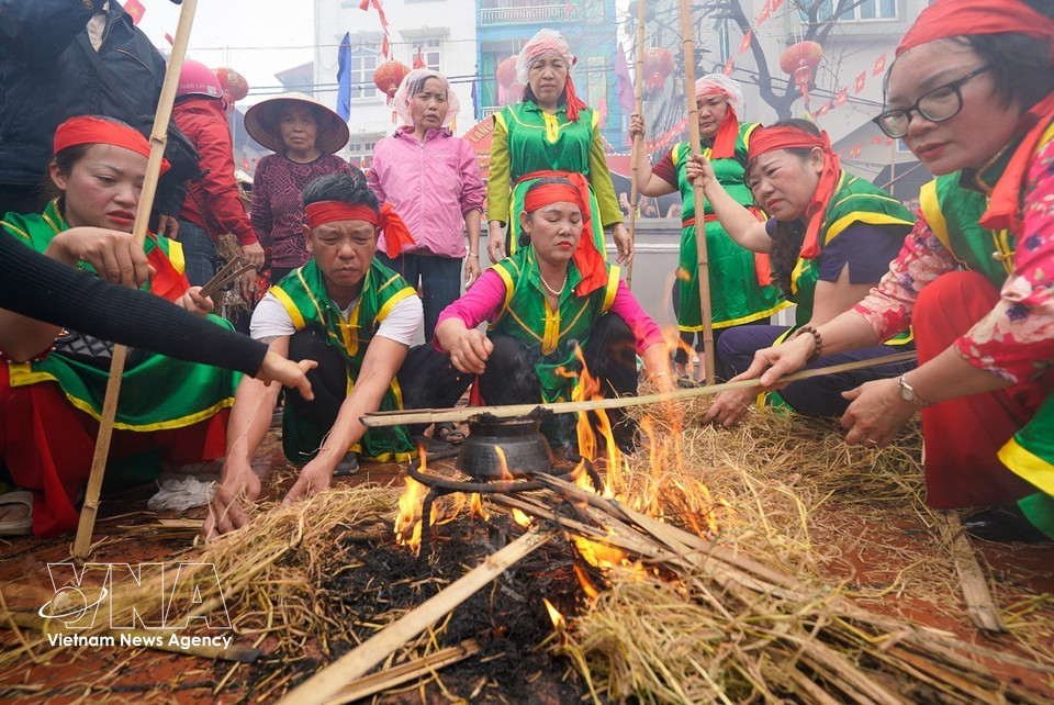 La competencia de cocción de arroz se desarrolla en el patio de la casa comunal de Thi Cam. (Foto: VNA)
