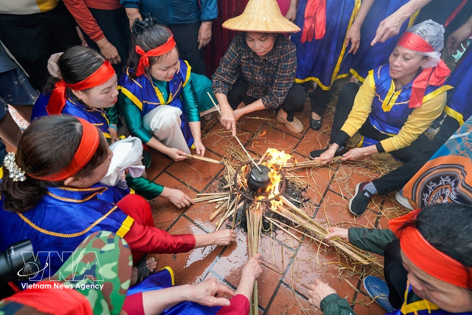 Los equipos participan en la prueba de cocción de arroz en el patio de la casa comunal de la aldea de Thi Cam. (Foto: VNA)