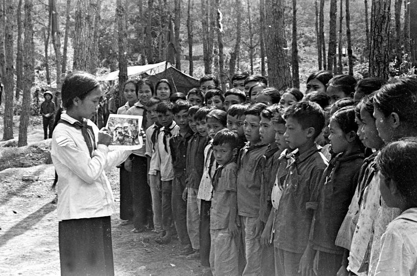 Nguyen Tuy Lan, una niña ejemplar, presentando imágenes de la lucha de los soldados de liberación ante los estudiantes del campamento de verano “Dong Thap Muoi” en 1968. Foto: VNA