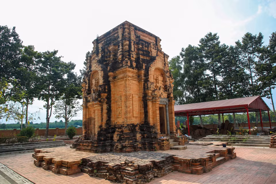 La Torre Chot Mat es una obra arquitectónica antigua típica, con la huella de la cultura Oc Eo (una civilización que floreció en el delta del río Mekong entre los siglos I y VII en el sur de Vietnam). Foto: VNA