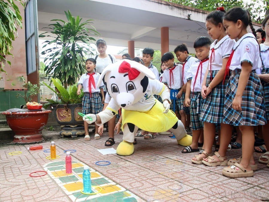 Los alumnos de primaria del distrito de Tan Bien en la provincia sureña de Tay Ninh pasan un día divertido y emocionante a través de actividades de juego. Foto:VNA