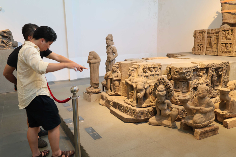 Visitantes observan los artefactos en el Museo de Escultura Cham de Da Nang. Foto: VNA