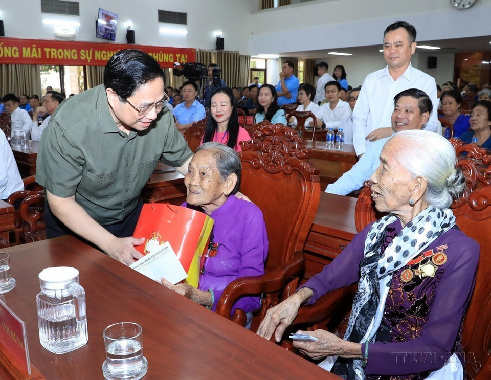 El primer ministro Pham Minh Chinh visitó y entregó obsequios a las Madres Heroicas Vietnamitas con motivo del Año Nuevo Lunar (Tet) en la ciudad de Can Tho en febrero de 2024. Foto: VNA