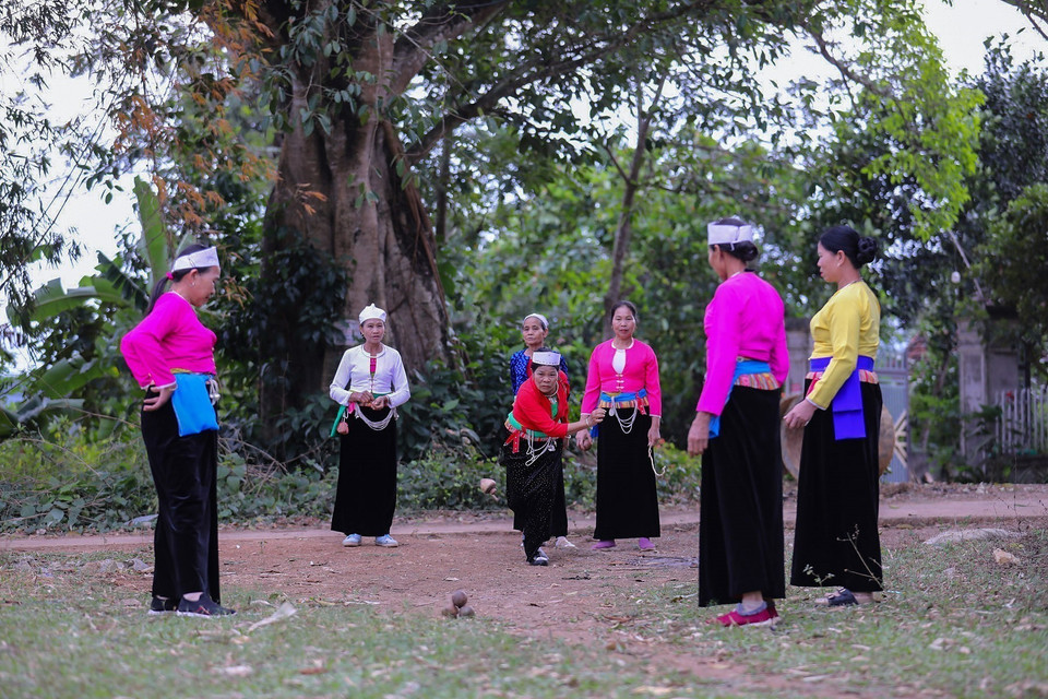 El juego suele organizarse entre dos equipos que compiten entre sí. Foto: VNA.