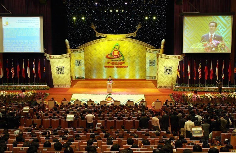 El primer ministro vietnamita Nguyen Tan Dung pronunció el discurso inaugural de la 16.ª Cumbre de la ASEAN, celebrada en el Estadio Nacional My Dinh en Hanoi, el 8 de abril de 2010. Foto: VNA
