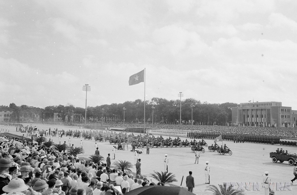 Las Fuerzas Armadas Populares y decenas de miles de personas asistieron al desfile militar y la marcha para celebrar el 30.º aniversario de la fundación de la República Democrática de Vietnam. Foto: VNA