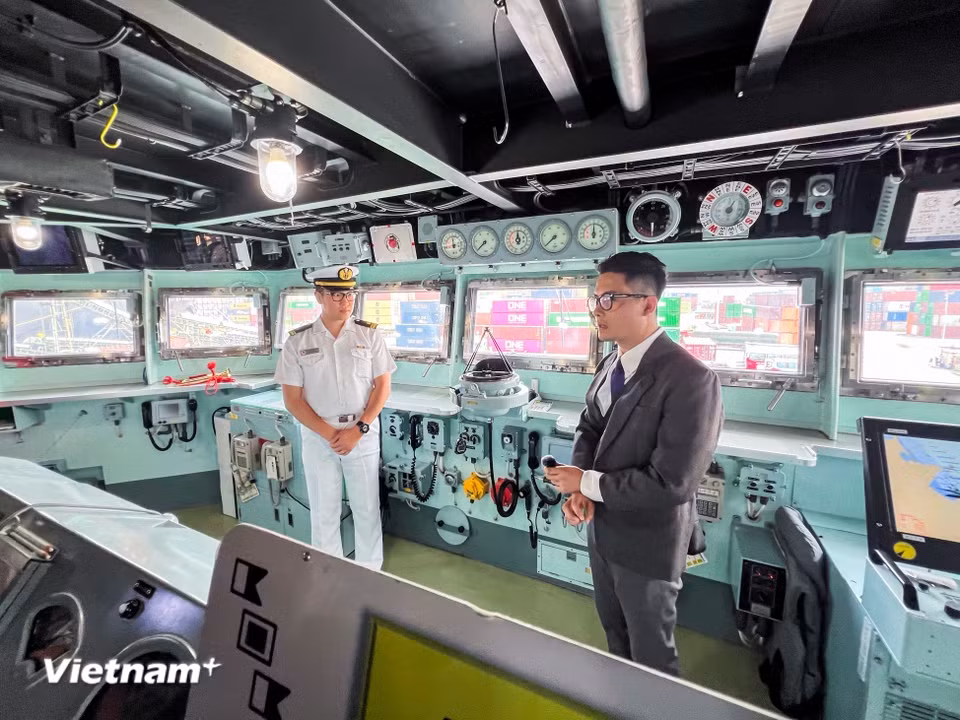 Oficiales japoneses presentan a los visitantes los equipos de control y navegación instalados en el puente de mando. (Foto: Vietnam+)