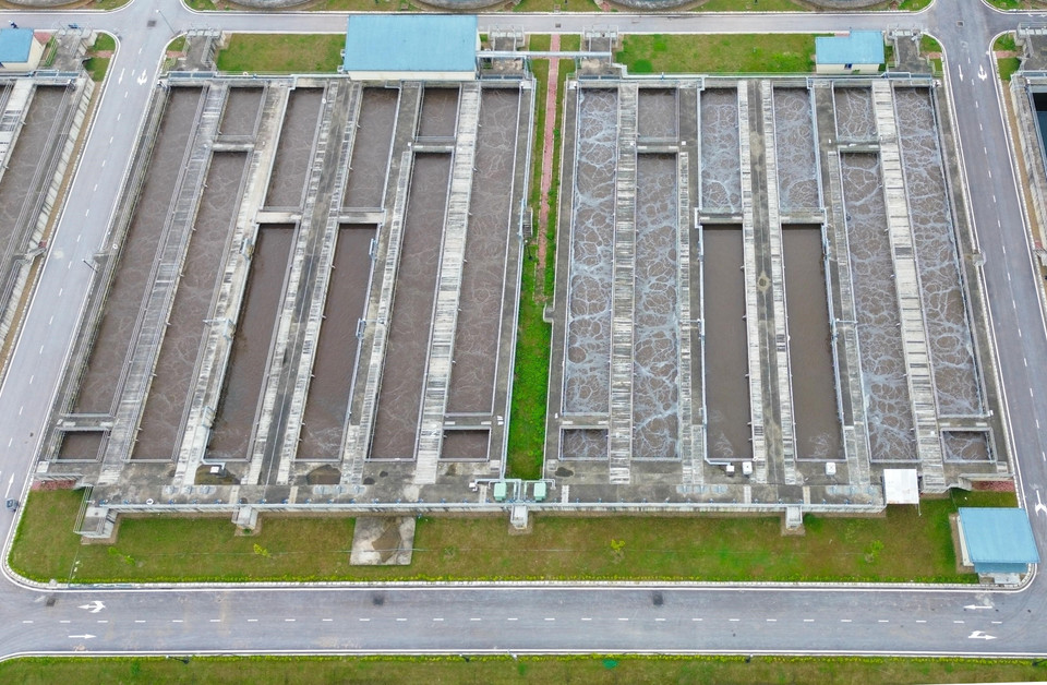 La planta cuenta con 12 tanques de reacción activa que utilizan microorganismos para descomponer las sustancias orgánicas presentes en las aguas residuales mediante tecnología AO. Foto: VNA
