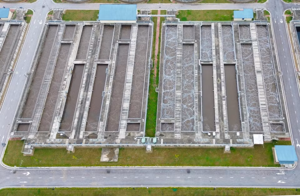 La planta cuenta con 12 tanques de reacción activa que utilizan microorganismos para descomponer las sustancias orgánicas presentes en las aguas residuales mediante tecnología AO. Foto: VNA