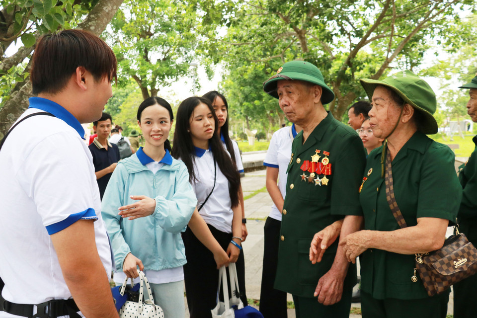 Jóvenes y estudiantes vietnamitas residentes en el extranjero conversan con veteranos de guerra. Foto: VNA