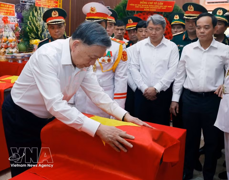 El 17 de julio de 2026, el secretario general del Partido Comunista de Vietnam y presidente de la República, To Lam, visitó e inspeccionó a las fuerzas encargadas de la búsqueda y recuperación de los restos de mártires en el parque Le Thi Rieng, en Ciudad Ho Chi Minh. (Foto: VNA)