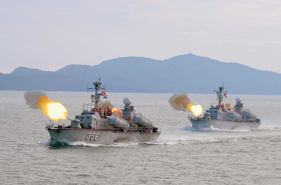Los buques 356 y 357 de la Brigada 170 de la Región Naval 1 entrenan con fuego real en el mar. Foto: VNA