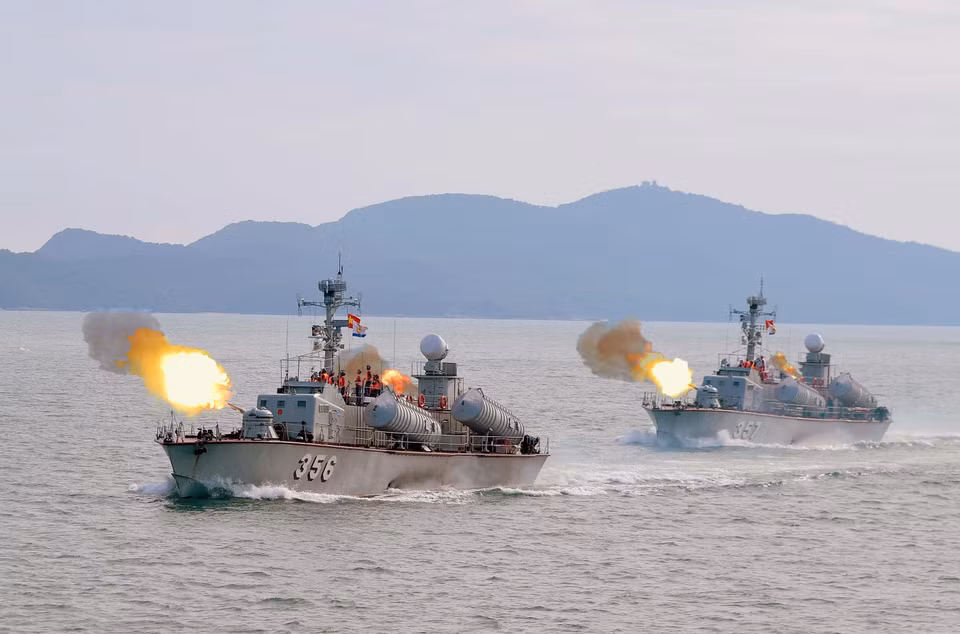 Los buques 356 y 357 de la Brigada 170 de la Región Naval 1 entrenan con fuego real en el mar. Foto: VNA