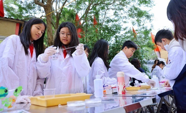 Área de experiencias y creatividad de la escuela secundaria Trung Vuong durante el Día de la Tecnología de la Información - STEM, ciclo 2023-2024. Foto: VNA