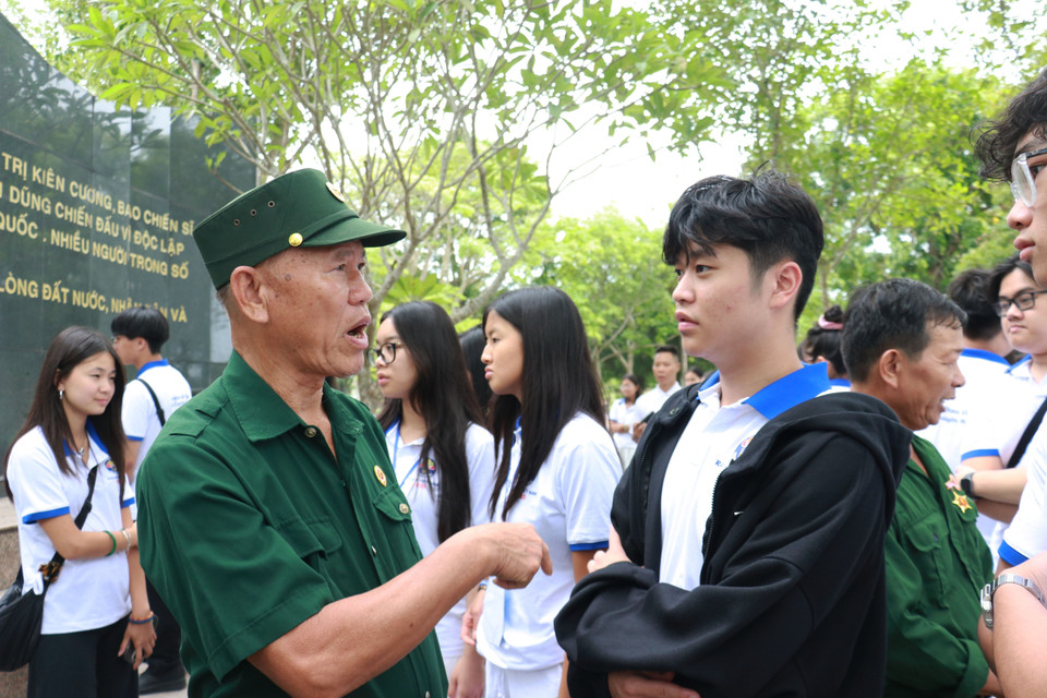 Jóvenes y estudiantes vietnamitas residentes en el extranjero conversan con veteranos de guerra. Foto: VNA