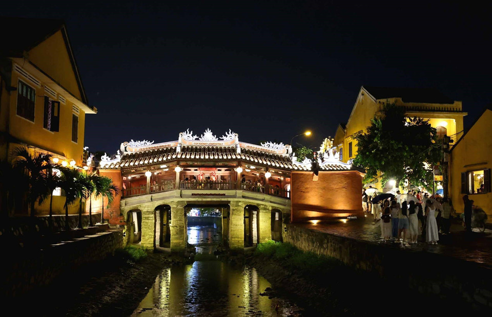 El Puente Japonés, símbolo de Hoi An, es un claro testimonio del singular intercambio cultural entre Vietnam, China y Japón desde la época del puerto comercial. Foto: VNA