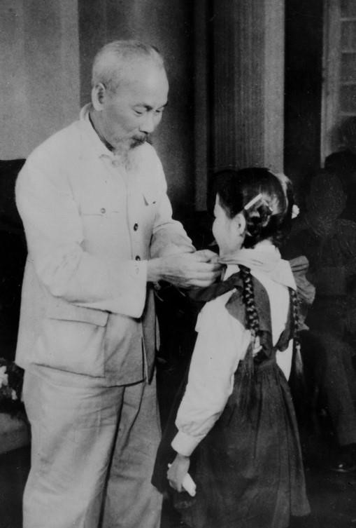 El Presidente Ho Chi Minh colocando una bufanda roja a los niños delegados de Hanoi en 1960. Foto: VNA
