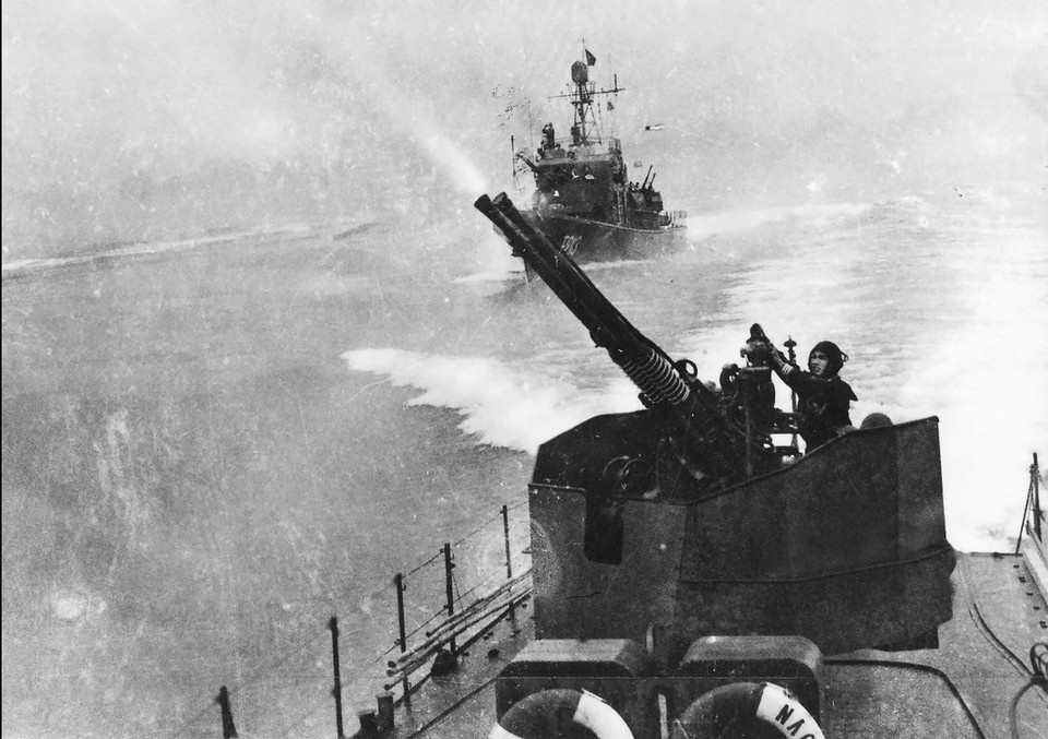 Buques de guerra de la Armada Popular de Vietnam contraatacan a aeronaves estadounidenses en la provincia de Thanh Hoa, 5 de agosto de 1964. Foto: Archivo/VNA