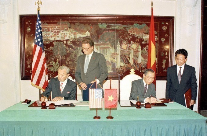El 5 de agosto de 1995, en Hanoi, el secretario de Estado de Estados Unidos, Warren Christopher, y el ministro de Asuntos Exteriores vietnamita, Nguyen Manh Cam, firmaron el Protocolo que establecía oficialmente las relaciones diplomáticas entre ambos países. Foto: VNA