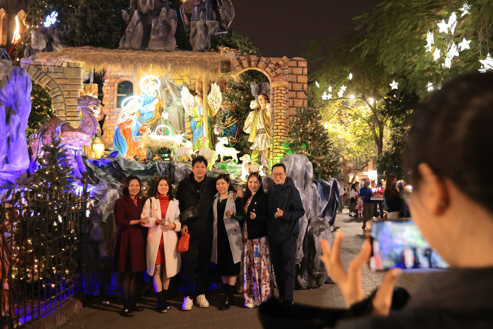 Mucha gente viene a divertirse y tomar fotografías para conservar recuerdos en el área de la Catedral de San José en Hanoi durante la Navidad de 2024. Foto: VNA