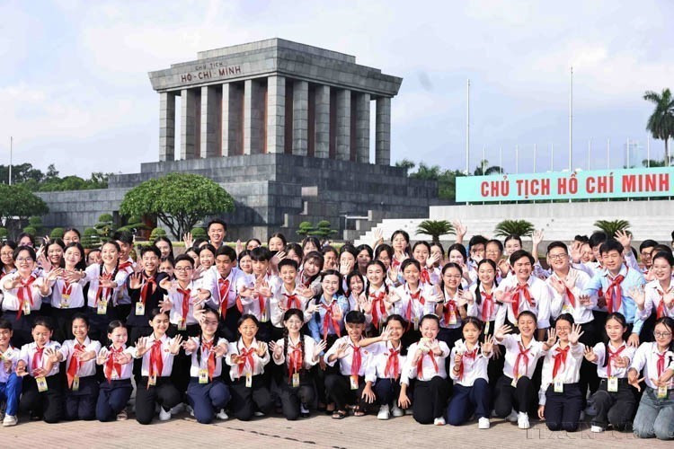 Los delegados que participaron en la sesión simulada del “Parlamento Infantil” en su segunda edición en 2024 visitan el Mausoleo de Ho Chi Minh. Foto: VNA