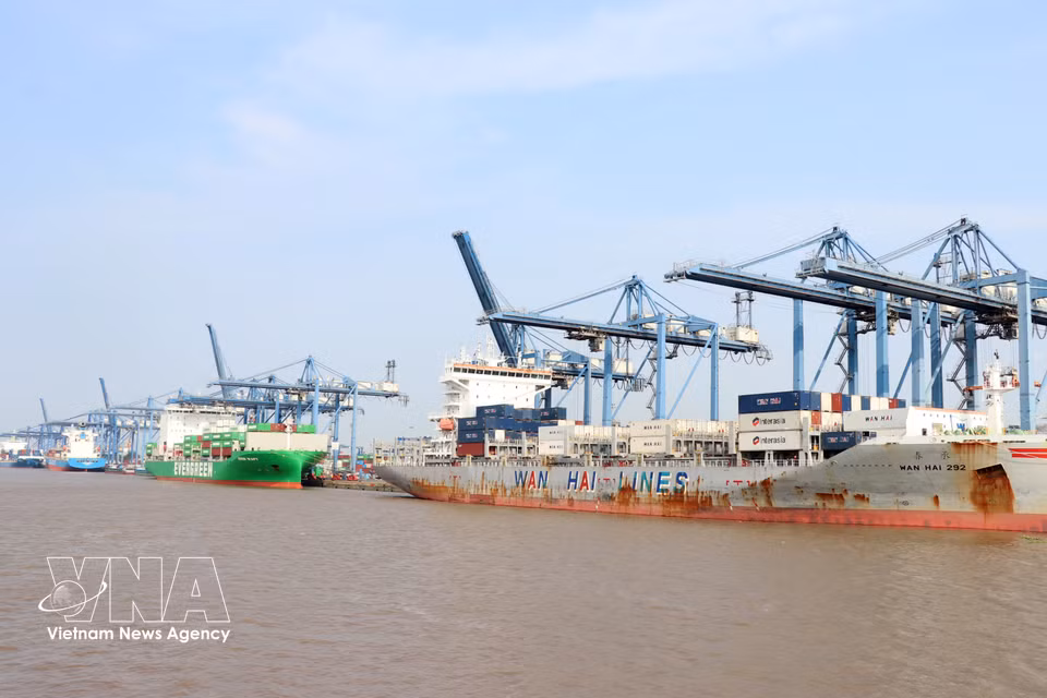 Los puertos de Ciudad Ho Chi Minh siempre están muy concurridos con buques operando carga. Foto: VNA