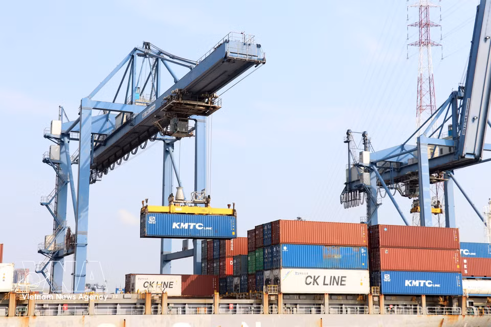 Operaciones de carga en el puerto de Tan Cang Cat Lai en Ciudad Ho Chi Minh, el puerto más grande y moderno del país, perteneciente al grupo de puertos de contenedores con mayor volumen de carga del mundo. Foto: VNA